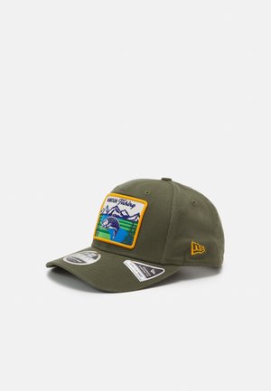 Olivgrüne Baseballkappe mit einem Bergfischerei-Patch, der auf dem Vorderpanel einen Fisch, Berge, Bäume und einen See darstellt.