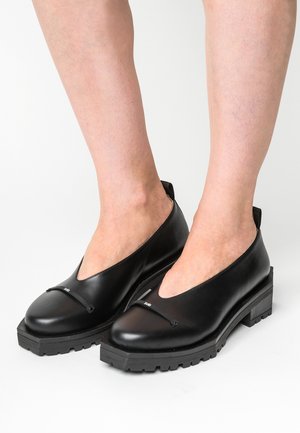 WITH GORILLA RIBBON - Slip-ons - black