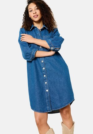 Denimhemdkleid in Blau mit durchgehender Knopfleiste, Kragen, Dreiviertelärmeln und Seitentaschen. Sanfte Textur.