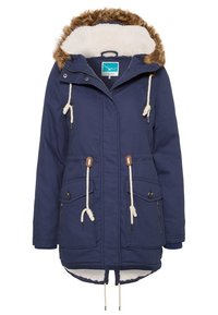 Parka d'hiver bleu marine avec capuche doublée de fourrure, cordons blancs, poches à rabat boutonnées et poches latérales zippées, conçue pour le froid.