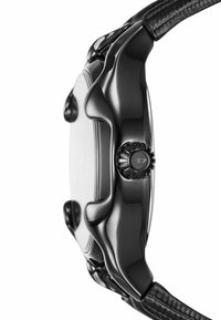 Schwarze Metalluhr mit einem markanten, geschwungenen Gehäuse, strukturiertem schwarzen Lederarmband und einer strukturierten Krone an der Seite. Glatte Oberflächendetails.