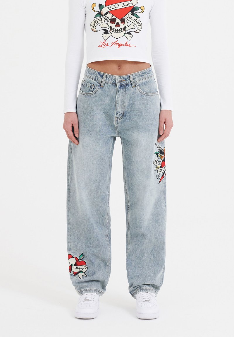 Lysvaskede, højtaljede jeans i en løs pasform, med farverige grafiske tryk af et kranie og et hjerte på hvert ben.