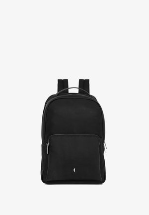 Czarny plecak z materiału, z dwiema regulowanymi ramiączkami, uchwytem u góry i przednią kieszenią na zamek. Charakteryzuje się minimalistycznym designem oraz białym logotypem.