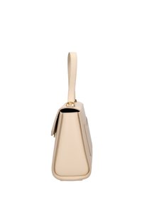 Borsa a mano in pelle beige con una forma strutturata, base piatta e manici corti. Presenta hardware dorato e una chiusura a pattina.