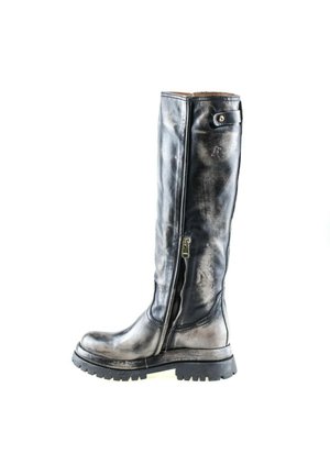 Botte haute en cuir noir avec fermeture éclair latérale et semelle robuste, vue de l'extérieur sur fond blanc.