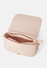Valentino Bags BRIXTON - Soma ar siksnu pāri ķermenim - cipria