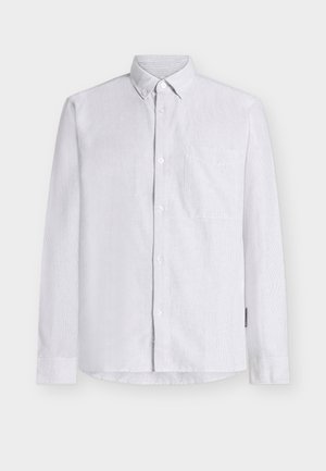 Chemise blanche à manches longues avec un bouton-pression, une poche poitrine et un motif texturé subtil. Confectionnée dans un tissu léger, avec un col classique.