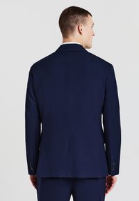 Marineblauer Blazer mit einem eleganten, maßgeschneiderten Design, ausgestattet mit einem einzigen Schlitz, Revers mit Kerbkragen und geknöpften Manschetten. Glatte Textur und klare Linien.