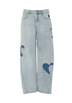 Světle modré džíny s širokými nohavicemi a srdcovými denimovými nášivkami v různých odstínech na nohách a předních kapsách.