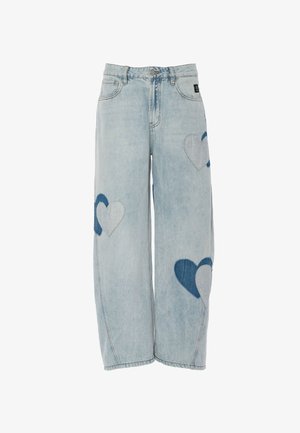 Světle modré džíny s širokými nohavicemi a srdcovými denimovými nášivkami v různých odstínech na nohách a předních kapsách.