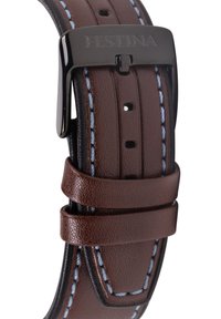 Rudas odinis laikrodžio dirželis su mėlynomis siūlėmis, lygia tekstūra, sidabrinėmis detalėmis ir keliomis reguliavimo skylutėmis dydžiui. Logotipas išspaustas ant sagties.