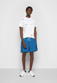 Nike Sportswear M NSW SPE WVN LND FLOW SHORT - Calças de fato de treino - marina blue/white