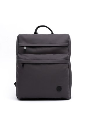 Sac à dos carré gris foncé avec deux poches avant zippées et un petit logo rond près du coin inférieur droit.