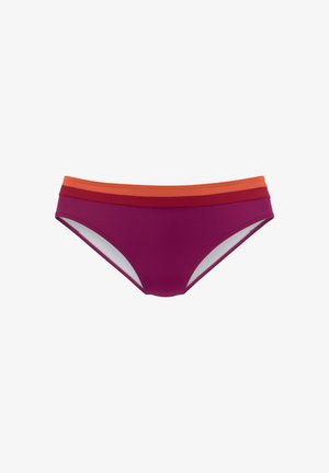 Moteriškos bikini kelnaitės tamsiai burgundiško atspalvio su oranžinėmis ir raudonomis horizontaliosiomis juostelėmis aplink liemenį. Lygi tekstūra, kuklios dengimo dizainas.