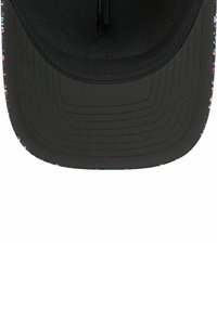 Schwarzere Kappe mit flachem Schirm, die ein buntes gesprenkeltes Muster auf der Innenseite aufweist. Der Stoff ist glatt und hat subtile Nähdetails.