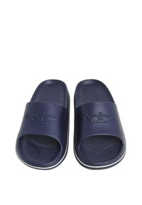 Tummansinisiä kumista valmistettuja liukusandaaleja, joissa on leveä hihna, teksturoitu pohja ja kohokuvioitu "Pepe Jeans London" -logo. Pohjassa on valkoinen reunus.