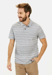 Gråstribet polo t-shirt med korte ærmer, der har en krave, knapdetalje og blød stoftekstur.