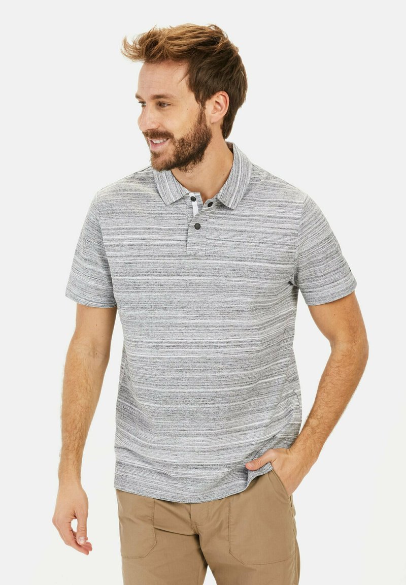 Gråstribet polo t-shirt med korte ærmer, der har en krave, knapdetalje og blød stoftekstur.