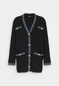 Lange zwarte cardigan met blauw en witte accenten, voorzien van gouden knopen aan de voorkant, op de zakken en als borstdetail.