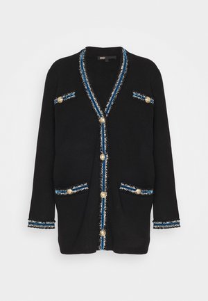 Lange zwarte cardigan met blauw en witte accenten, voorzien van gouden knopen aan de voorkant, op de zakken en als borstdetail.