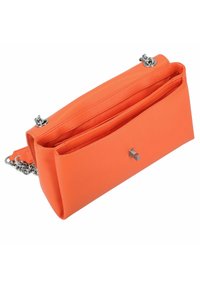 Borsa a mano in pelle arancione con forma rettangolare, dotata di dettagli in metallo silver, tracolla a catena e due scomparti principali.