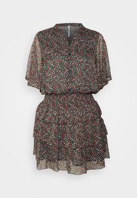 Vestido floral con base verde oscura, mangas cortas, escote abotonado y cintura fruncida. Presenta volantes en capas y una tela ligera.