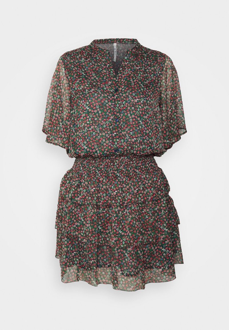 Vestido floral con base verde oscura, mangas cortas, escote abotonado y cintura fruncida. Presenta volantes en capas y una tela ligera.