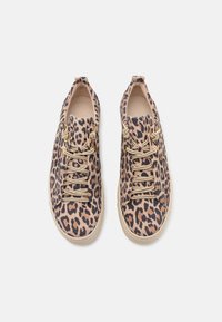 Des baskets à imprimé léopard avec une tige en tissu doux, des accents beiges, un système de laçage et une semelle en caoutchouc texturée et légère.