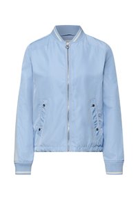 Chaqueta bomber azul claro con cremallera frontal, cuello y puños acanalados, dos bolsillos laterales con botones a presión y sutiles rayas en las mangas.