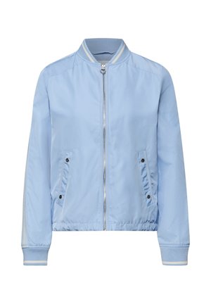 Veste bomber bleu clair avec fermeture éclair avant, col et poignets côtelés, deux poches latérales à boutons-pression, et fines rayures sur les manches.