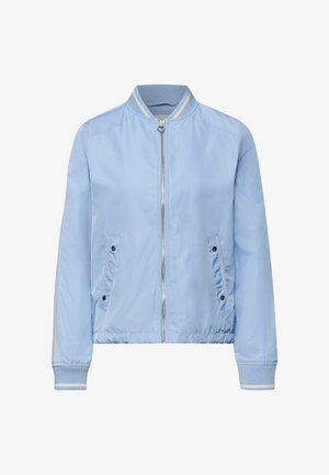 Světlě modrá bomber bunda se zipem vpředu, žebrovaným límcem a manžetami, dvěma bočními kapsami na patentky a jemnými pruhy na rukávech.