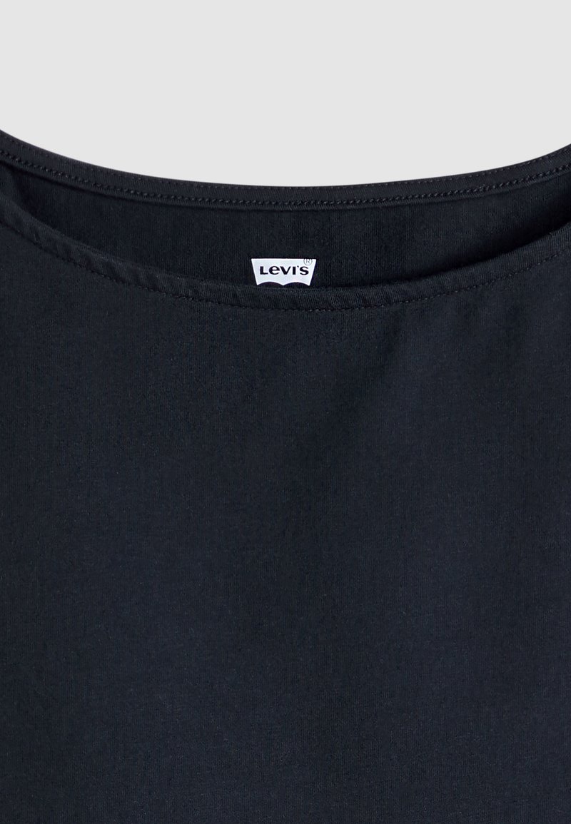 Encolure d'un t-shirt noir Levi's avec une étiquette blanche de la marque Levi's visible, centrée à l'intérieur du col.