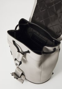 Michael Kors AVIATOR UNISEX - Rucksack - quarry grey
