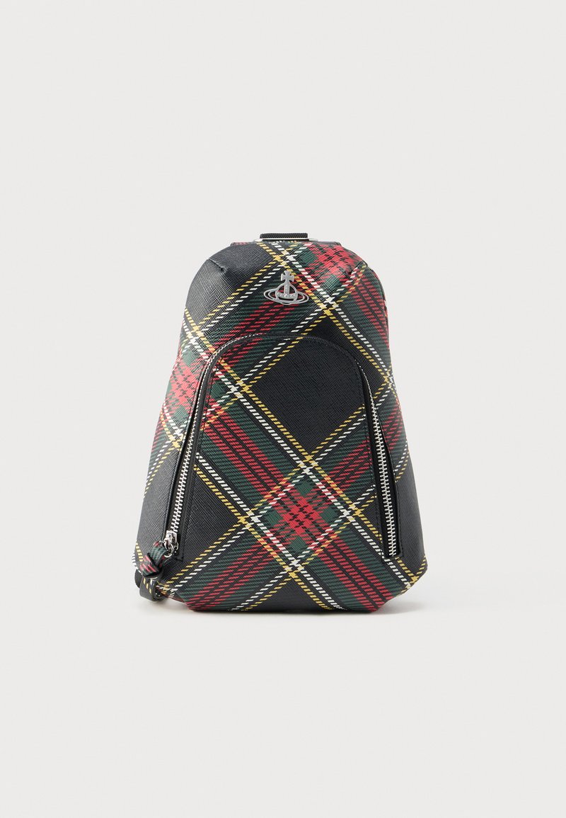 Čierny kockovaný ruksak s červenými, zelenými a žltými vzormi, so štruktúrovaným tvarom, dvoma oddelenými priehradkami na zips a horným držadlom.