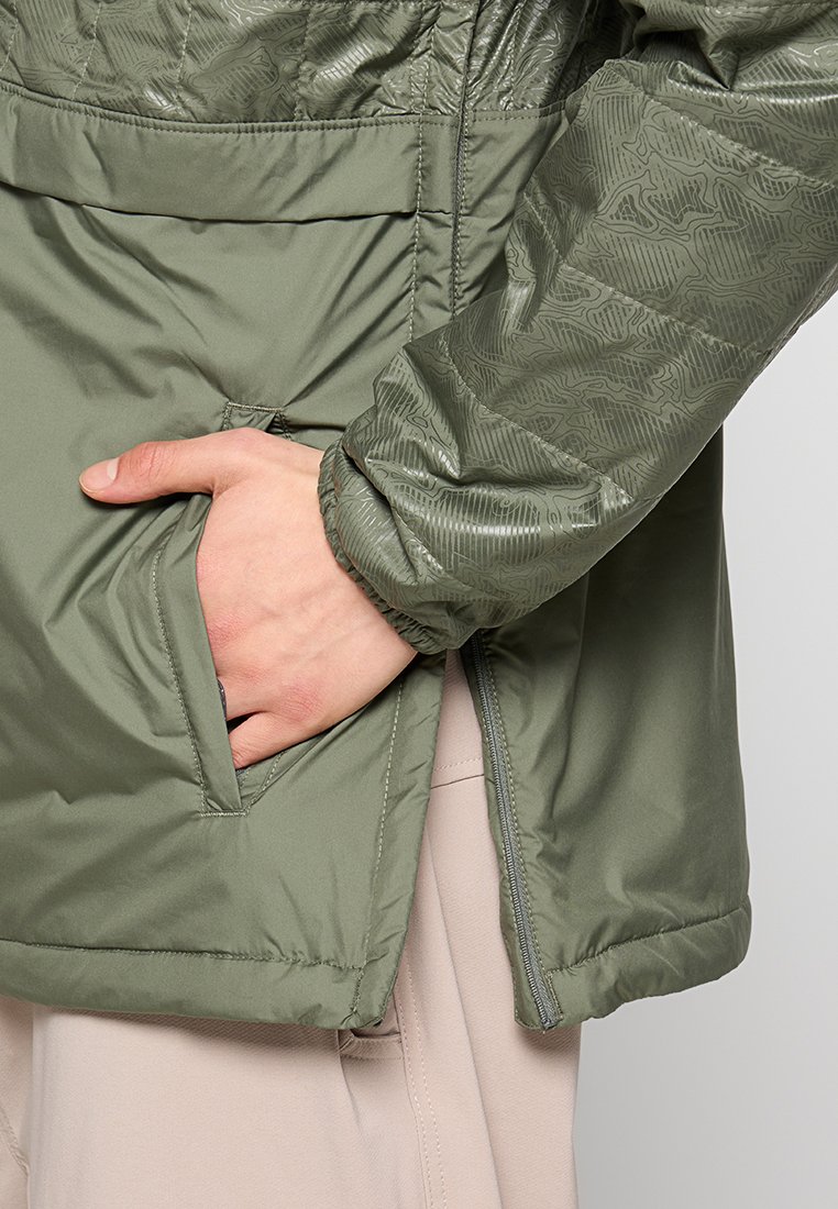 Olivgrüne Steppjacke aus einem strukturierten Material, mit einer Seitentasche und elastischen Bündchen für eine verstellbare Passform. Glatter Nylon-Außenstoff.