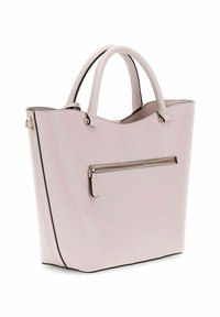 Sac fourre-tout en simili cuir rose avec deux poignées, une poche avant zippée et une texture lisse. Présente des bords nets et un subtil détail de couture.