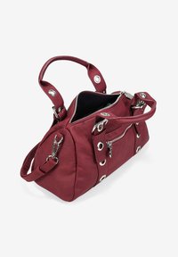 Bolso de mano de cuero sintético rojo con forma redondeada, herrajes plateados, asas dobles y bolsillos con cremallera en la parte delantera y superior.