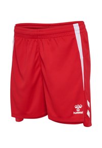 Rote Sportshorts mit elastischem Bund, weißen vertikalen Streifen an den Seiten und weißem Hummel-Logo nahe dem Saum unten.