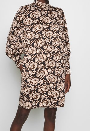 Braunes Kleid mit einem floralen Muster in Creme und Gold. Es hat einen hohen Kragen und lange Ärmel, mit einem geraden Schnitt und Seitentaschen.