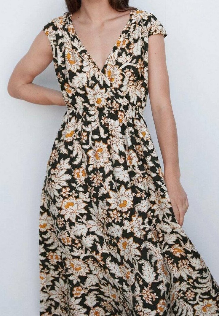 Maxikleid mit Blumenmuster in Schwarz mit weißen und orangefarbenen Mustern. Es verfügt über einen tiefen V-Ausschnitt, Kapuzenärmel und eine elastische Taille für eine figurnahe Silhouette.