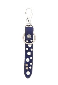 Portachiavi in pelle blu con borchie argentate, anello per chiavi rotondo e moschettone in metallo con un pulsante logo incassato.