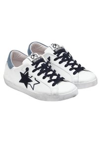 Sneakers bianchi in pelle con lacci blu navy e dettaglio a forma di stella. Bordo in morbida suede blu chiaro sul tallone, suola in gomma testurizzata e logo sulla linguetta.