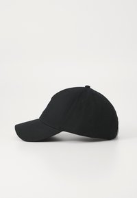 Fekete baseball sapka ívelt peremmel, pamutból készült, elülső részén hímzett logóval és oldalsó szellőzőnyílásokkal.