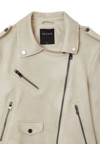 Beige Kunstsuede-Jacke mit klassischem Kragen, asymmetrischem Reißverschluss und Reißverschlusstaschen. Etikett trägt die Aufschrift "CALLIOPE," Größe "S."