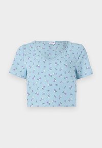 Camiseta de cuello en V de manga corta en azul claro, con un patrón floral que presenta flores moradas y blancas sobre una tela texturizada.
