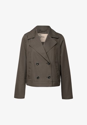 Tummanharmaa kaksirivinen takki, joka on valmistettu sileästä kankaasta. Takissa on leveä kaulus ja kaksi suurta mustaa nappia. Pitkät hihat, joissa on napakka leikkaus.