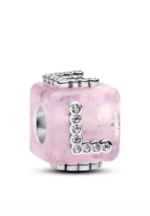 Perla a cubo in vetro rosa con dettagli in argento. Forma a "L" costituita da pietre trasparenti, con foro centrale per infilatura. Texture liscia.