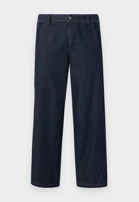 Σκούρο μπλε τζιν με ίσια μπατζάκια και ροζ διακοσμητικές ραφές κατά μήκος των τσεπών και των ποδιών, κούμπωμα με κουμπί και φερμουάρ, και θηλιές για ζώνη.