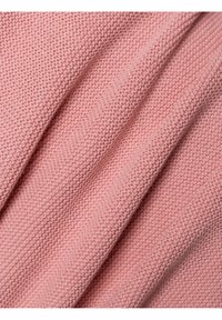 Helles rosa Textil mit Struktur, das ein gewebtes Muster aufweist und eine weiche, leicht erhabene Oberfläche sowie drapierte Falten zeigt, die seine Geschmeidigkeit zur Geltung bringen.