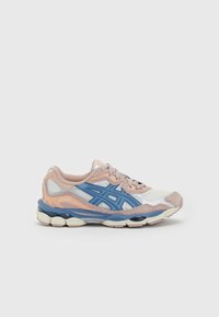 Lättvikts löparskor i vitt, rosa och blått. Har mesh-paneler, texturerade överlägg och en vadderad sula för komfort.